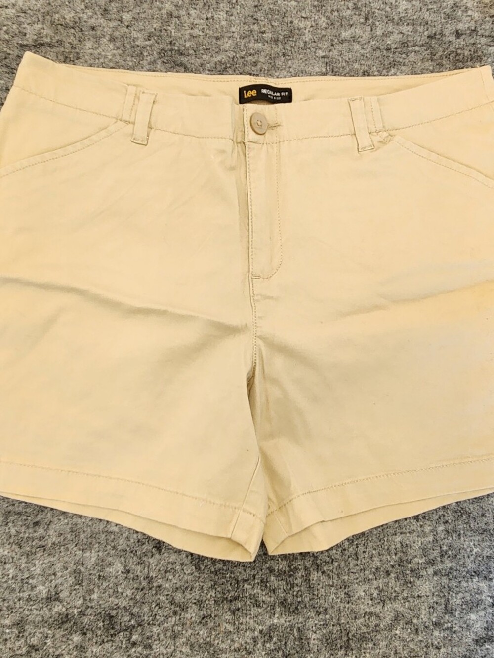 Gloria Vanderbilt Khaki Beige Stretch Shorts 16 Medium.
Khaki/beige shorts